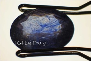 Fessure di colore blu in uno zaffiro con trattamento di riempimento di fessure affioranti. (foto Laboratorio IGI, Milano)